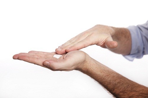 Người bệnh cũng có thể dùng thuốc bôi tại chỗ kết hợp với thuốc uống. 