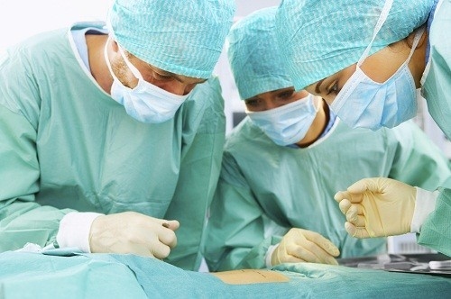 Phẫu thuật là cách chữa đau nhức xương cụt không phổ biến và chỉ được áp dụng khi các phương pháp điều trị khác đã thất bại. 