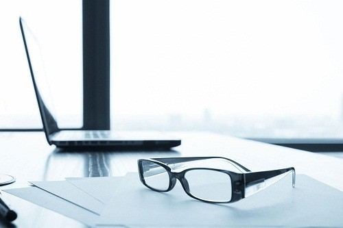 Nhìn quá lâu vào màn hình máy tính có thể gây mỏi mắt, mờ mắt, khó tập trung, nhức đầu, đau cổ, lưng và vai.