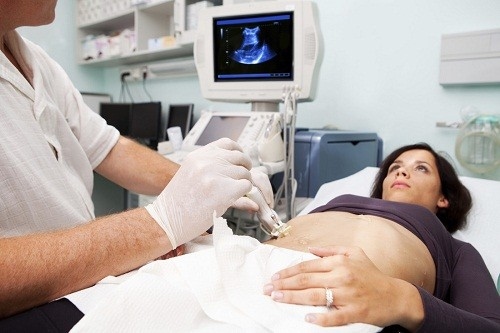 Bác sĩ sẽ lấy ra một mẫu nhỏ từ gan để phân tích trong phòng thí nghiệm.