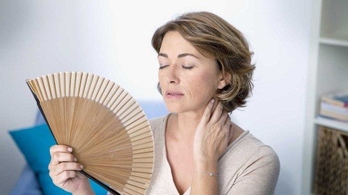Một trong số các triệu chứng điển hình của mãn kinh là cảm giác nóng bừng mặt.