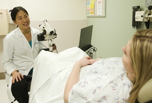 Để tìm ra nguyên nhân gây rong kinh, người bệnh có thể sẽ phải khám phụ khoa.
