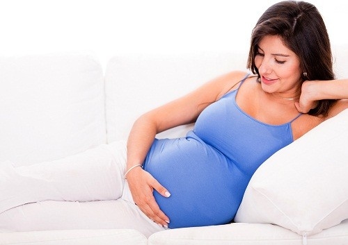 Phụ nữ mang thai dễ bị thiếu máu nên cần bổ sung sắt và axit folic.