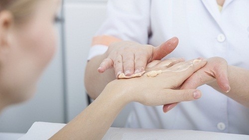 Nấm móng tay có thể được điều trị bằng thuốc bôi tại chỗ.