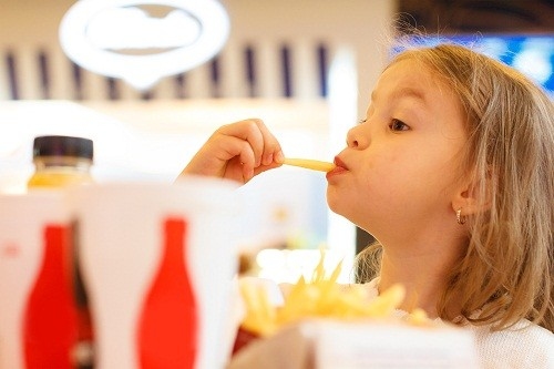Coca cola, kẹo, khoai tây chiên, thực phẩm chiên phồng, socola, gà rán, các loại đồ ngọt có ga đều là những món ăn vặt có năng lượng cao. 