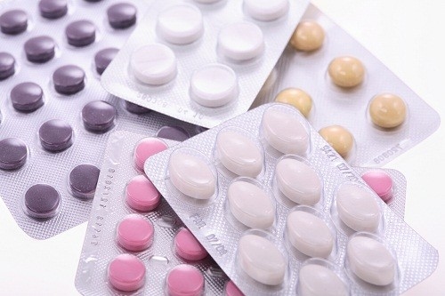 Vẩy nến móng tay có thể được điều trị bằng thuốc dạng uống.
