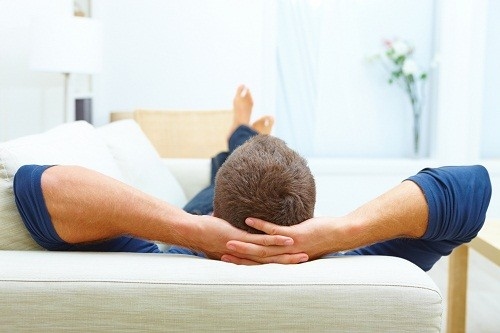 Trong quá trình điều trị, người bệnh nên dành thời gian nghỉ ngơi, hạn chế đi lại. 