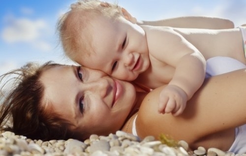Tắm nắng đúng cách giúp tăng cường vitamin D giúp hạn chế đau nhức xương khớp, tốt cho cả mẹ và bé