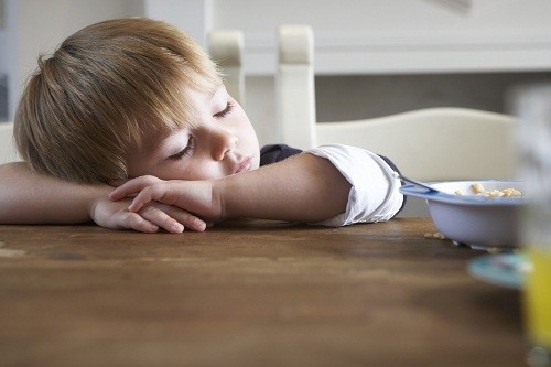 Ở giai đoạn đầu của xơ gan, trẻ có thể sẽ cảm thấy mệt mỏi và yếu ớt. 