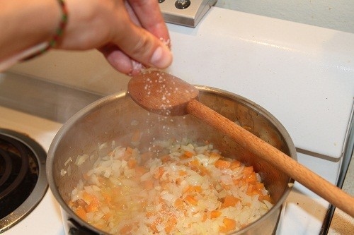 Cha mẹ cũng nên giảm bớt lượng muối trong chế độ ăn uống của trẻ vì muối khiến cơ thể tích nước. 