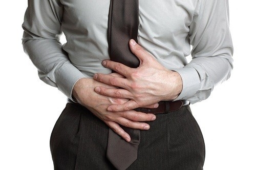 Triệu chứng ngộ của ngộ độc thực phẩm do nhiễm khuẩn E. Coli nhìn chung không có nhiều khác biệt nhưng người bệnh có khả nguy cơ cao bị tiêu chảy ra máu.