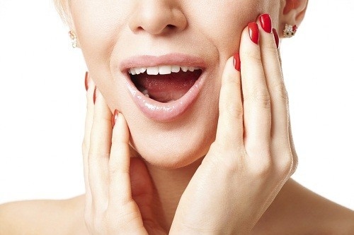 Có tiếng kêu lộp cộp khi há ngậm, đau hàm, không há được miệng là những triệu chứng thường gặp của rối loạn khớp thái dương hàm.