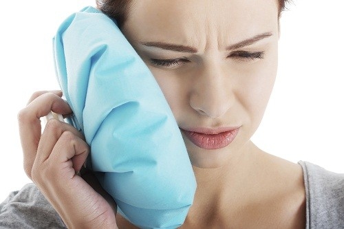 Đầu tiên, bác sĩ sẽ đề nghị thử dùng chườm nóng hoặc chườm lạnh để giảm đau hàm.