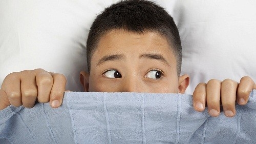 Lo lắng, căng thẳng về việc đi ngủ hoặc làm sao để có thể ngủ là triệu chứng của mất ngủ ở trẻ em.