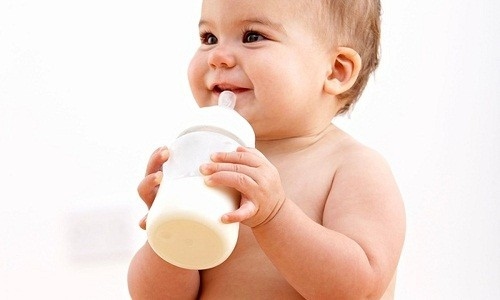 Không nên để cho trẻ có thói quen bú bình và ngậm bình sữa những lúc bé đi ngủ nhất là ban đêm.