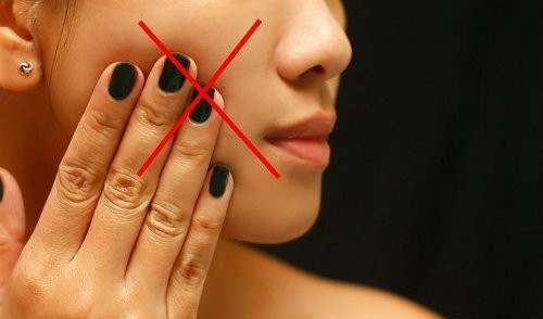 Hay sờ tay lên mặt là thói quen bạn nên bỏ