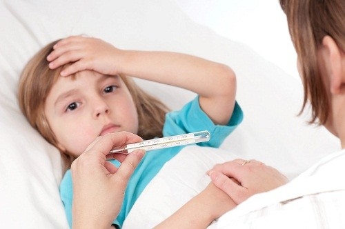 Sốt và đau khớp ở trẻ em là những triệu chứng thường gặp.