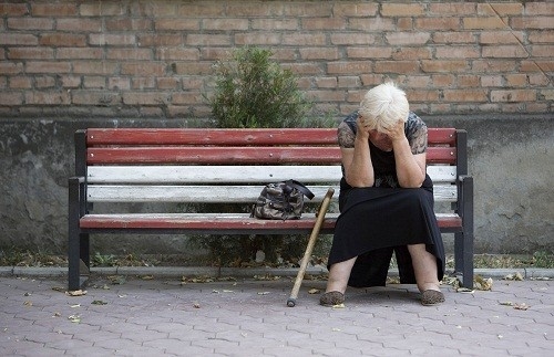 Người bệnh Alzheimer ở giai đoạn trung bình có thể bắt đầu quên hết những thông tin chi tiết về bản thân.