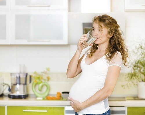 Phụ nữ mang thai bị tăng đường huyết thường có cảm giác khô miệng và muốn nước nhiều hơn bình thường. 