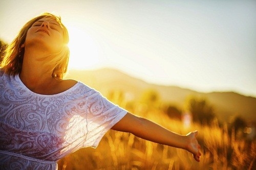 Cơ thể con người cũng có thể sản xuất một lượng đáng kể vitamin D thông qua tiếp xúc với ánh sáng mặt trời. 