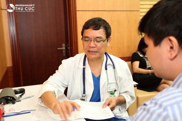 PGS., TS., Thầy thuốc nhân dân, Giám đốc BVTC - Bác sỹ Nguyễn Xuân Thành trực tiếp thăm khám và tư vấn cho cán bộ Bộ nội vụ