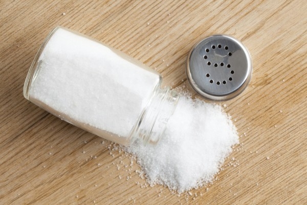 Để điều trị cao huyết áp, người bệnh nên giảm bớt lượng muối trong chế độ ăn uống hàng ngày. 