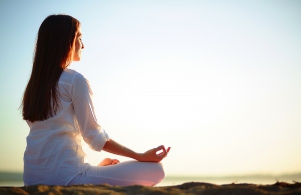 Tập yoga là cách hiệu quả để kiểm soát tình trạng căng thẳng, giúp làm giảm huyết áp.
