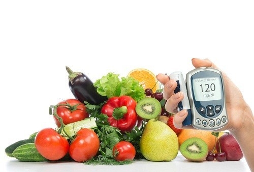 Chế độ ăn uống cân bằng là rất quan trọng đối với người bệnh tiểu đường, vì thế nên tham khảo ý kiến của bác sĩ hoặc chuyên gia dinh dưỡng.