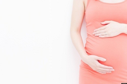 Bệnh viêm gan siêu vi B có thể lây truyền từ mẹ sang con.