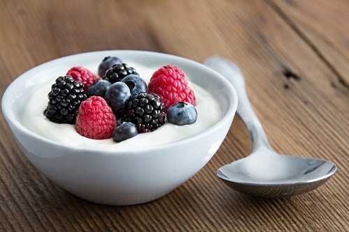 Có một số nghiên cứu cho biết probiotics làm giảm bớt các triệu chứng của bệnh Crohn, tuy nhiên nghiên cứu này cần được kiểm tra lại để có thể khẳng định chính xác nhận đỉnh trên.