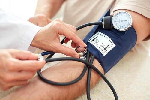 Nguyên nhân chính của xuất huyết trong não là bệnh cao huyết áp, có thể làm suy yếu các động mạch trong não và làm cho các động mạch này trở nên dễ vỡ.