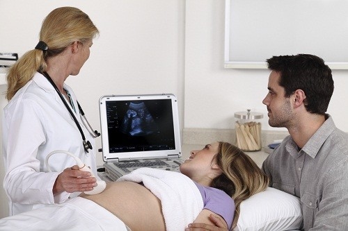 Sức khỏe của em bé có thể bị ảnh hưởng nếu người mẹ mất quá nhiều trọng lượng và sức khỏe bị tổn hại do ốm nghén. 
