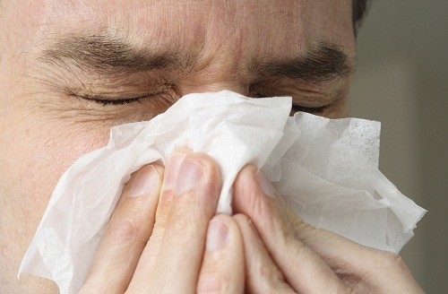 Chảy nước mũi là một trong những triệu chứng thường gặp của polyp mũi.