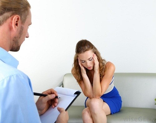 Để biết cụ thể nguyên nhân gây đau đầu cần được bác sĩ thăm khám trực tiếp, từ đó sẽ có biện pháp hỗ trợ điều trị thích hợp.