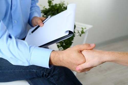 Cách tốt nhất để giúp đỡ một người bị trầm cảm là giúp họ được chẩn đoán và điều trị kịp thời. 