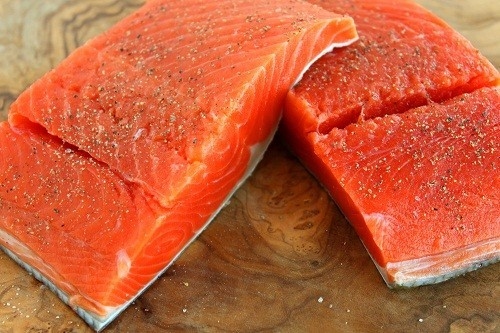 Một nguồn cung cấp protein tốt cho trí não là cá, đặc biệt là các loại cá có hàm lượng cao axit omega - 3, rất cần thiết cho sự phát triển và chức năng của não.