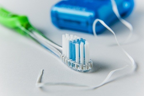 Dùng chỉ nha khoa trước sẽ giúp việc đánh răng hiệu quả hơn bằng cách loại bỏ thức ăn thừa bị mắc kẹt giữa các kẽ răng. 