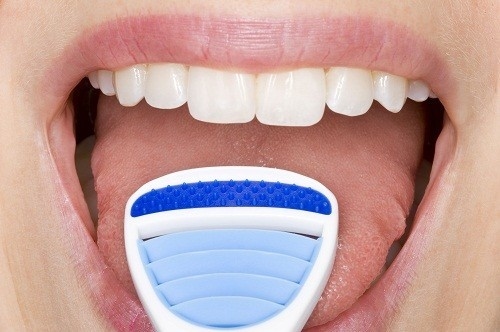 Để loại bỏ tình trạng hôi miệng, nhớ cạo lưỡi mỗi khi đánh răng. 