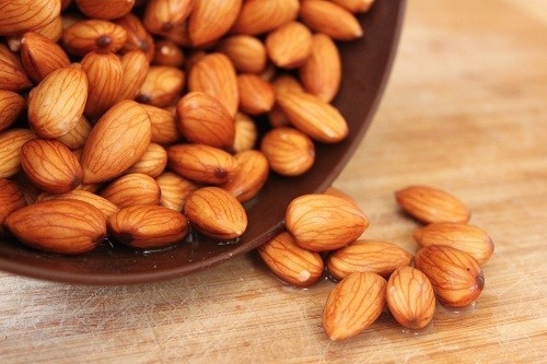 Hạnh nhân có chứa nhiều loại vitamin hữu ích như vitamin E để tăng cường hệ thống miễn dịch.