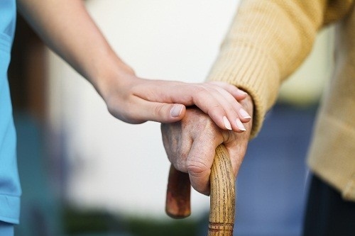 Alzheimer ảnh hưởng đến các trung tâm thông tin liên lạc của não và gây ra hội chứng bất lực ngôn ngữ. 