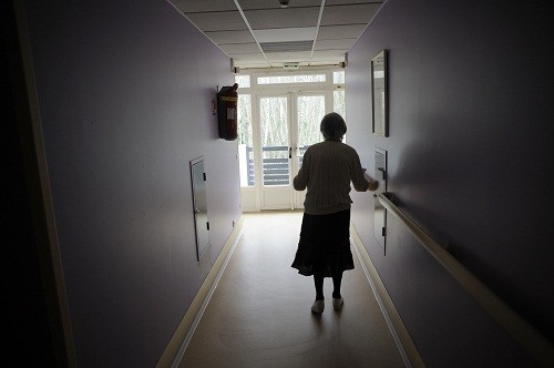 Người bệnh Alzheimer ngày càng trở nên dễ bị kích thích hoặc bị cô lập.