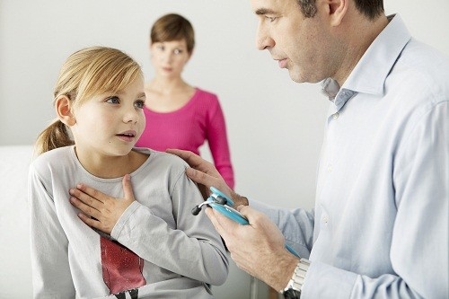 Một số bệnh có ảnh hưởng đến hệ thống miễn dịch và tiêu hóa có thể gây ra hiện tượng trẻ bị sốt ngay sau khi ăn 