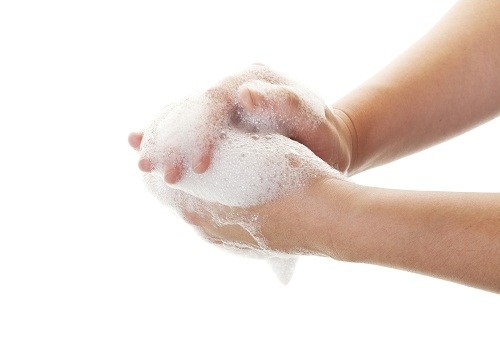 Tửa tay thường xuyên, sẽ giúp loại bỏ khỏi các vi trùng và vi rút bám vào tay.