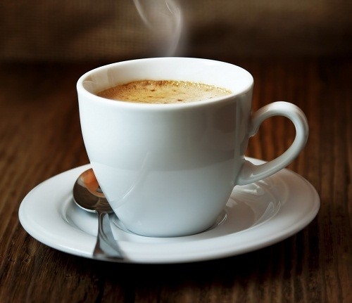 Đồ uống có chứa caffeine như cà phê có thể gây mất nước, làm phân khô, khiến bệnh trĩ có thể trở nên tồi tệ hơn. 