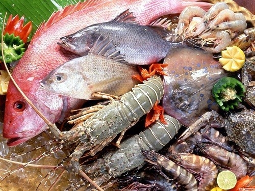 Nên tǎng cường ăn các loại cua, tôm, tép giã nhỏ nấu canh để có nhiều chất đạm và canxi.