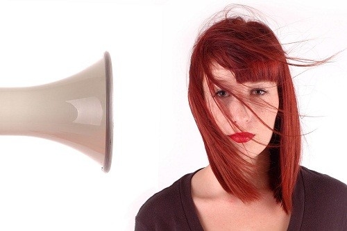 Một số người bị đau nửa đầu cho biết ánh sáng, tiếng ồn lớn hoặc thậm chí mùi hương nhất định nào đó có thể là nguyên nhân khởi phát cơn đau nửa đầu. 