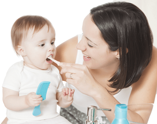 Khi trẻ bắt đầu mọc những chiếc răng đầu tiên, cha mẹ có thể vệ sinh cho bé bằng bàn chải đánh răng và kem đánh răng dành riêng cho trẻ em.