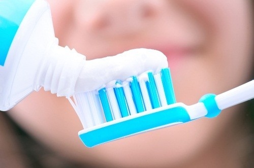 Đánh răng ít nhất hai lần một ngày với kem đánh răng có chứa flo là cách đơn giản phòng chống sâu răng.