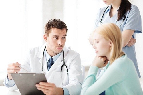 Gọi cấp cứu, tìm kiếm sự trợ giúp y tế ngay khi có những biểu hiện bất thường như đau ngực đột ngột, khó thở, ngất xỉu, vết mổ sưng, nóng, đỏ, đau...