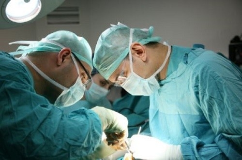 Mổ u nang tuyến giáp là giải pháp hữu hiệu trong các trường hợp u lớn hoặc đang nghi ngờ ác tính